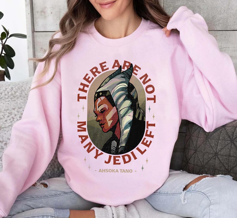 Camiseta de Star Wars The Mandalorian Ahsoka Tano "No quedan muchos Jedi" R13, regalo para fiesta familiar en Disneyland, camiseta de Walt Disney World, viaje a Galaxy's Edge imagen 4