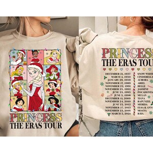 2-seitiges Disney Prinzessinnen The Eras Tour Weihnachtslichter-T-Shirt, Disney Princess Squad Alice Aurora Shirt, Mickey's Very Merry Xmas Party Tee Bild 1