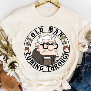 Disney Up Carl alter Mann kommt durch T-Shirt, Up Film Ballon Haus Shirt, Disneyland Familien Urlaub Shirt, Disney passende Geburtstagsgeschenk