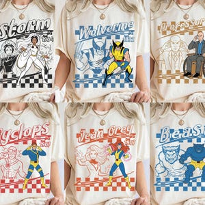 Può includere: T-shirt color crema con personaggi dei fumetti: Storm, Wolverine, Professor X, Cyclops, Jean Grey e Beast. Ogni maglietta presenta un'illustrazione del personaggio con il suo nome e l'anno di introduzione in stile retrò.