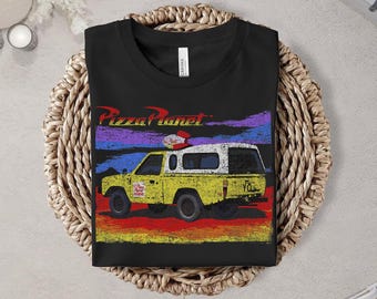 Koszulka Pixar Toy Story Pizza Planet Truck w stylu "Distressed", Koszulka Alien Pizza Planet, Koszulka Disney Family Vacation, Koszulka Disneyland Galaxy's Edge