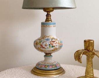 Lampa stołowa Ace Decor De Paris z białej turkusowej porcelany z ręcznie malowanymi kwiatami i złotymi detalami, francuski wystrój z lat 50. XX wieku, rzadka