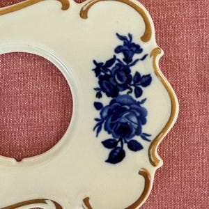 Porcelanowa ramka przełącznika w kolorze starego złota z niebieskimi różami, kwiatowa osłona na płytkę ścienną, akcesorium do oświetlenia, niebiesko-biały wystrój, romantyczny akcent domowy zdjęcie 3