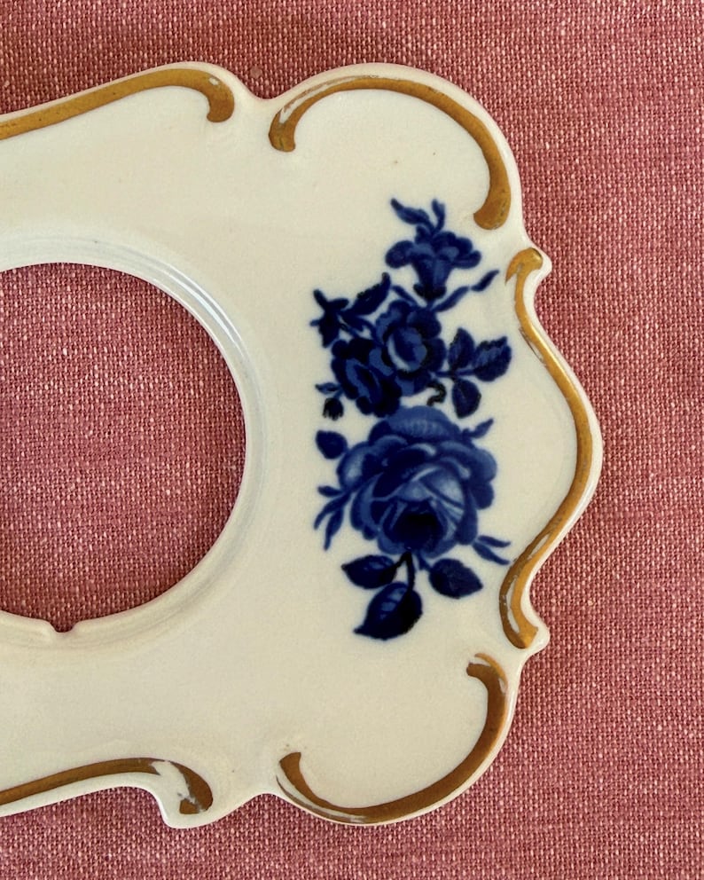 Porcelanowa ramka przełącznika w kolorze starego złota z niebieskimi różami, kwiatowa osłona na płytkę ścienną, akcesorium do oświetlenia, niebiesko-biały wystrój, romantyczny akcent domowy zdjęcie 3