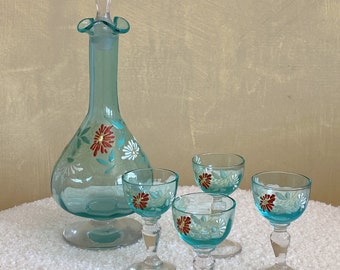 Antike François-Théodore Legras Jugendstil Blau Glas Karaffe 4er-Set mit handgemalten Blumen-Details, französische Karaffe, Barware, Geschenk