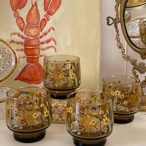 Set di 4 bicchieri fumé vintage retrò con motivi floreali, bicchieri con incisioni floreali, bicchieri di metà secolo, bicchieri anni &#39;70, bicchieri da acqua colorati, regalo per cocktail