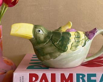 Vintage Exotic Toucan Ceramic Teapot, ręcznie malowany, Paradise Bird Tableware, tropikalny, kolekcjonerski, High Tea Essential, prezent dla miłośnika ptaków