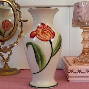 Vaso vintage con tulipani di Delft dipinti a mano, Delfleur Holland, ceramica floreale olandese, arredamento Cottagecore, complemento d'arredo per la casa in stile cottage, regalo per gli amanti dei fiori