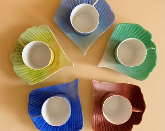 Seltene Limoges Porzellan Gingko Biloba Tasse und Untertasse Set, 5 Personen Set mit Gingko Blatt Design in verschiedenen Farben, französisches Geschirr