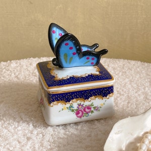 ヴィンテージ リモージュ 磁器 バタフライ ボックス 花のディテールと金箔、手描きの小物ジュエリー ボックス、Peinte à la Main、フランス、ギフト