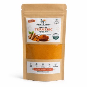 Puede incluir: Una bolsa de papel marrón que contiene cúrcuma en polvo orgánica. La etiqueta muestra el texto The Earthy Harvest, Organic Turmeric Powder, Haldi Powder, 100% Pure Ground Turmeric y Net Wt. 100g. Incluye imágenes de raíces de cúrcuma y polvo.