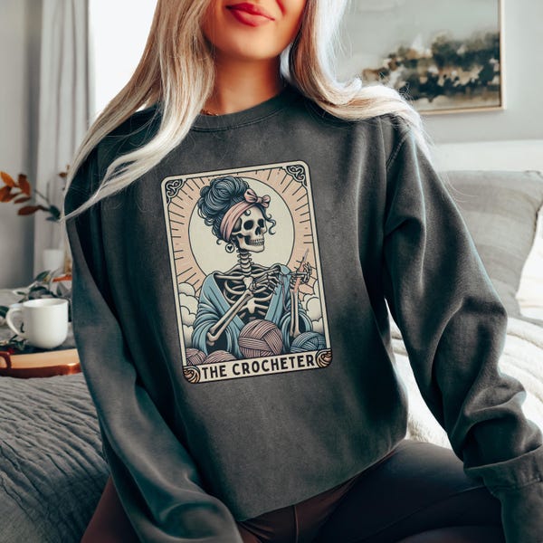 Camiseta de crochet divertida, sudadera con la carta del tarot de los amantes del crochet, colores cómodos, cuello redondo para crocheters, regalo para crocheters, regalo para mamás