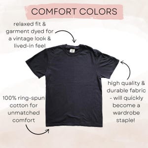 K&ouml;nnte beinhalten: Ein dunkelmarineblaues T-Shirt. Der Text auf dem Bild lautet "COMFORT COLORS", "entspannte Passform & st&uuml;ckgef&auml;rbt f&uuml;r einen Vintage-Look & ein gelebtes Gef&uuml;hl", "100% ringgesponnene Baumwolle f&uuml;r un&uuml;bertroffenen Komfort" und "hochwertiger & strapazierf&auml;higer Stoff - wird schnell zu einem Kleiderschrank-Basic!"