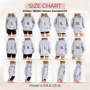 Puede incluir: Tabla de tallas para sudadera unisex Gildan 18000. La tabla muestra las medidas para las tallas S, M, L, XL y 2XL. La modelo mide 173 cm y pesa 56,7 kg. La tabla incluye medidas en cm.