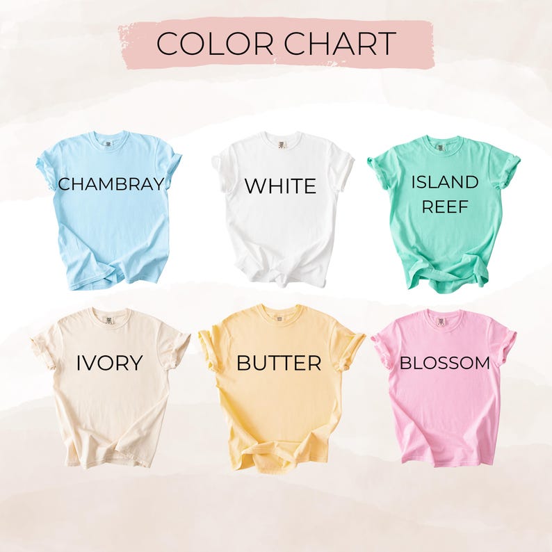 K&ouml;nnte beinhalten: Eine Farbkarte mit sechs T-Shirts in verschiedenen Farben: Chambray, Wei&szlig;, Inselriff, Elfenbein, Butter und Bl&uuml;te. Der Text "FARBKARTE" steht oben. Jedes Shirt hat seinen Farbnamen darunter.