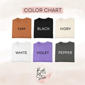 Puede incluir: Carta de colores que muestra diferentes colores de camisetas: Yam, Negro, Marfil, Blanco, Violeta, Pimienta.