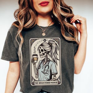 Camiseta de enfermera titulada, colores cómodos, carta del tarot, camiseta de otoño, regalo divertido para enfermera titulada, enfermera esqueleto