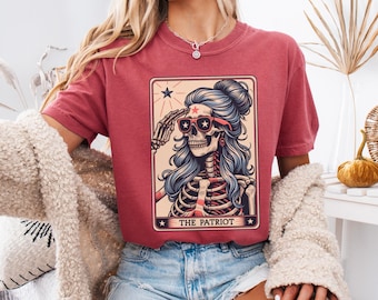 Camiseta del 4 de julio, camiseta con la carta del tarot del 4 de julio de Comfort Colors Patriot, camiseta espeluznante del Día de la Independencia, regalo de esqueleto estadounidense para el 4 de julio