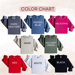 Puede incluir: Una carta de colores que muestra varias sudaderas de cuello redondo en diferentes colores. Los colores incluyen gris oscuro jaspeado, azul &iacute;ndigo, heliconia, arena, verde militar, rojo, blanco y negro. El texto "COLOR CHART" est&aacute; en la parte superior.