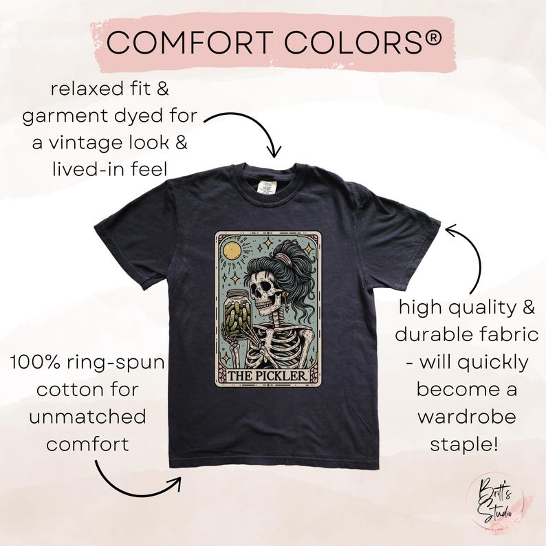 Pode incluir: Uma camiseta azul marinho escura com uma ilustra&ccedil;&atilde;o vintage de um esqueleto segurando um frasco de picles. O texto "THE PICKLER" est&aacute; impresso abaixo da imagem. A camiseta &eacute; feita de 100% algod&atilde;o ring-spun e tem um caimento relaxado.