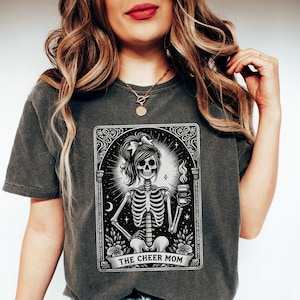 Camiseta divertida para mamá animadora, camiseta para mamá animadora con cartas del tarot, camiseta de Halloween con colores cómodos para animadora, regalo para el Día de la Madre para mamá animadora