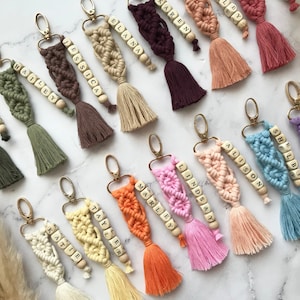 Personalisierte Hochzeit Gefälligkeiten für Brautjungfer, Brautjungfer Artikel, Bachelorette Geschenke für Brautjungfern, Brautjungfer Box Idee, Makramee Name Schlüsselbund