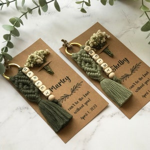 Will You Be My Bruidsmeisjescadeaus, knoop de knoop cadeaus voor bruidsmeisjes, bruidsmeisje geschenken, bloemenmeisje naam sleutelhanger cadeaus, macramé sleutelhanger