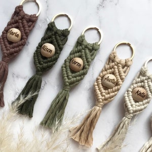 Personalisierte Makramee Name Schlüsselbund, Einzigartige Brautparty Geschenk, Rucksack Name Schlüsselbund, Brautjungfer Geschenk Box Idee, Boho Brautjungfer Zubehör