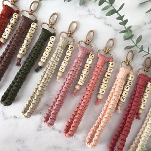 Boho Armband Name Schlüsselbund, sind Sie meine Brautjungfer Geschenk, Makramee Armband Name Schlüsselbund, Brautjungfer Box Geschenke, Brautjungfer Vorschlag Artikel