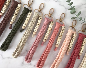 Porte-clés de nom de bracelet Boho, serez-vous mon cadeau de demoiselle d’honneur, porte-clés de nom de bracelet en macramé, cadeaux de boîte de demoiselle d’honneur, articles de proposition de demoiselle d’honneur