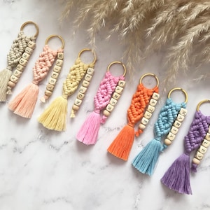 There is a customizable named bead on the macrame keychain.