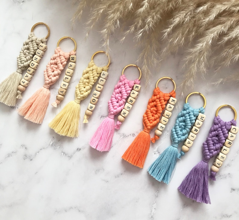 There is a customizable named bead on the macrame keychain.