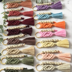 There is a customizable named bead on the macrame keychain.