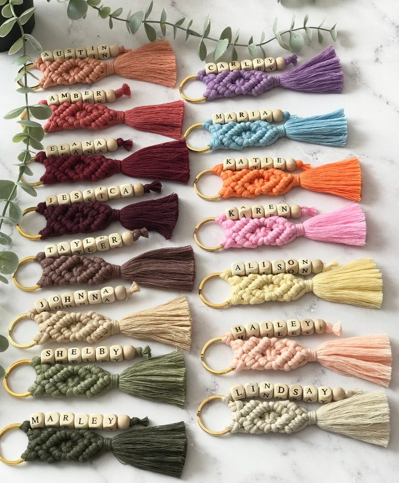 There is a customizable named bead on the macrame keychain.