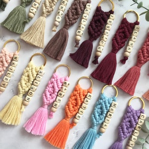 There is a customizable named bead on the macrame keychain.