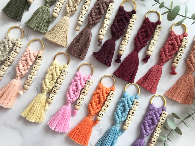 There is a customizable named bead on the macrame keychain.