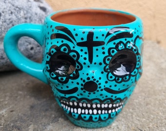 Tasse tête de mort/ skull en céramique peinte à la main