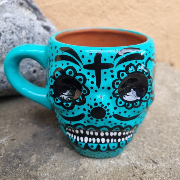 Tasse tête de mort/ skull en céramique peinte à la main