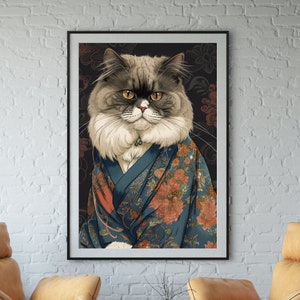 Puede incluir: Una impresión enmarcada de un gato con un kimono azul y floral. El gato tiene pelo gris y blanco y mira directamente al espectador. La impresión está colgada en una pared de ladrillo blanco sobre una mesa de café con dos sillas.