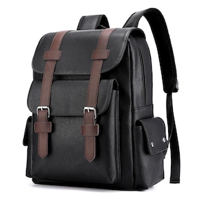 Può includere: Zaino nero con cinghie marroni e fibbie argentate. Lo zaino ha una chiusura a patta e due tasche frontali. Le cinghie sono regolabili e imbottite. La borsa è realizzata in un materiale strutturato.