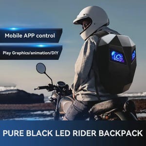 Puede incluir: Mochila LED negra para motorista con gráficos iluminados en azul. La mochila la lleva una persona con casco blanco que conduce una motocicleta. El texto de la imagen dice "Mobile APP control", "Play Graphics/animation/DIY" y "PURE BLACK LED RIDER BACKPACK".