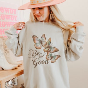 Soyez le bon sweatshirt | pull papillon vintage | Pull pour amoureux de la nature | Veste patinée | Chemise douce et confortable | Cadeau mignon pour elle