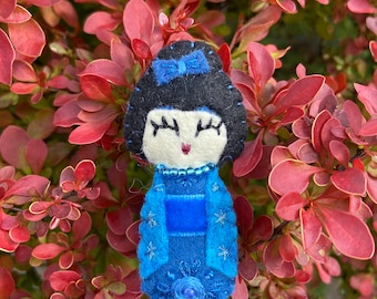 Broche kokeshi poupée japonaise