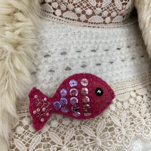 Broche poisson rose à sequins