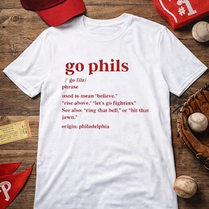 Koszulka Go Phils Definition | Koszulka baseballowa Philadelphia | Odzież dla fanów Philly | Koszulka na mecz | Koszulka inspirowana Phillies