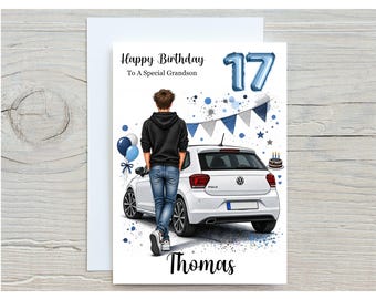 Puede incluir: Una tarjeta de cumpleaños con una persona en sudadera negra y vaqueros azules frente a un Volkswagen Polo blanco. El texto dice Happy Birthday To A Special Grandson, 17, y Thomas. Incluye globos azules, banderines y un pastel.
