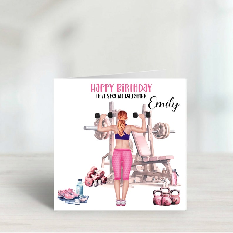 Puede incluir: Feliz cumplea&ntilde;os a una hija especial, Emily. Una tarjeta de felicitaci&oacute;n con una ilustraci&oacute;n rosa y blanca de una mujer levantando pesas en el gimnasio.
