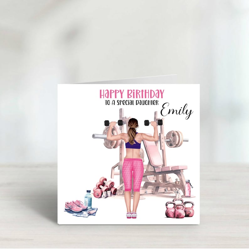 Puede incluir: Feliz cumplea&ntilde;os a una hija especial, Emily. Una tarjeta de cumplea&ntilde;os rosa y blanca con una ilustraci&oacute;n de acuarela de una mujer levantando pesas en el gimnasio.
