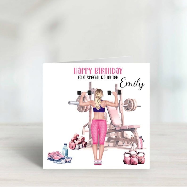 Puede incluir: Una tarjeta de cumplea&ntilde;os con una ilustraci&oacute;n de acuarela de una mujer levantando pesas en el gimnasio. La tarjeta dice "Feliz cumplea&ntilde;os a una hija especial Emily".