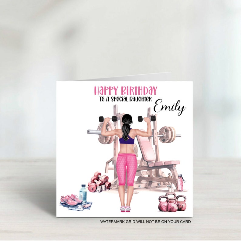 Puede incluir: Una tarjeta de cumplea&ntilde;os con una ilustraci&oacute;n de acuarela de una mujer levantando pesas en el gimnasio. La tarjeta tiene el texto "Happy Birthday to a Special Daughter Emily".